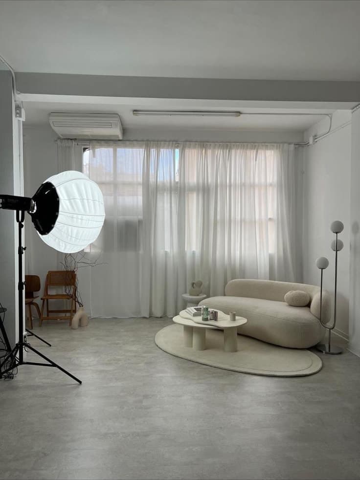 Set met softbox en bouclé sofa